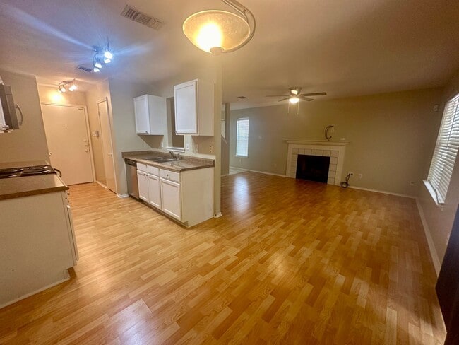 SEPTEMBER HALF OFF First Month Rent- 3/2.... - SEPTEMBER  HALF OFF First Month Rent- 3/2.... House