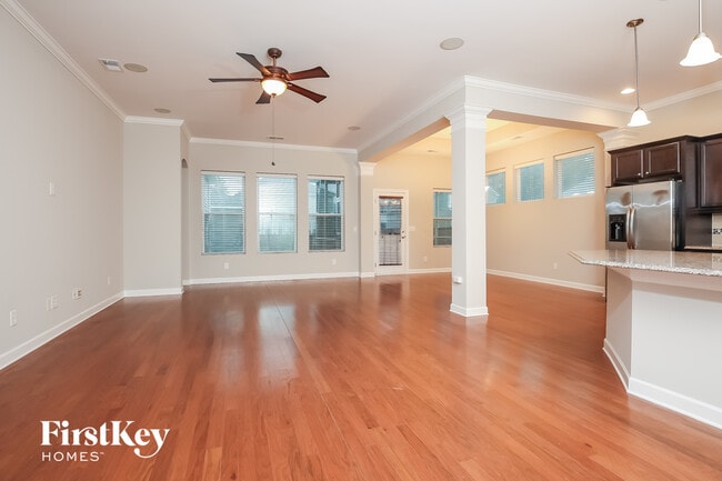 Foto del edificio - 215 Topsaw Ln