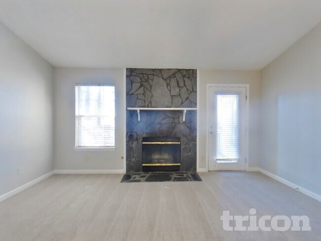 Foto del edificio - 165 Old Hampton Way