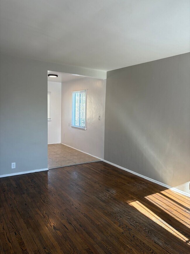 Foto del edificio - 7411 S Hoover St