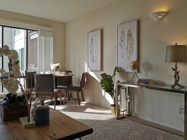 Foto del edificio - One Bedroom Condo Available in Watergate C...