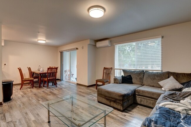 Building Photo - Three Bedroom Downstairs Condo