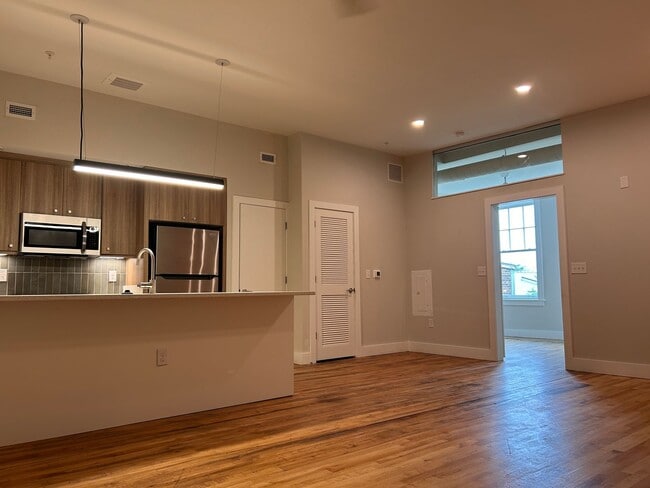 Interior Photo - 2 E Broad St