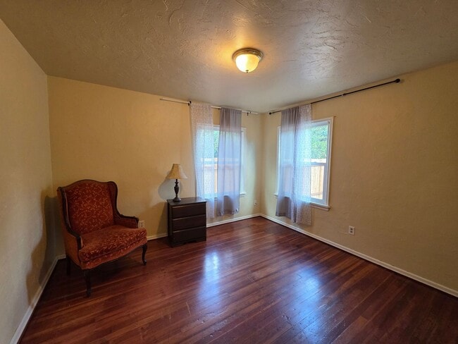 Building Photo - Charming 3 bedroom 1