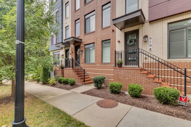 Building Photo - Modern 4-Level Townhome in Vibrant Alexandria – Move-In Ready Dec 1!