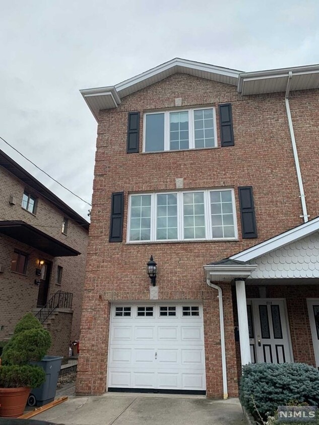 722 West End Ave Unit B, Cliffside Park, NJ 07010 Condo for Rent in Cliffside Park, NJ