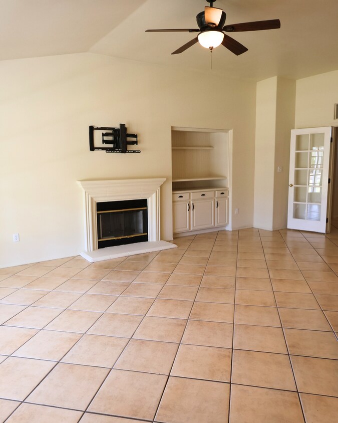 Primary Photo - NW Bakersfield 4 Bed 2 Bath – Split Deposi...