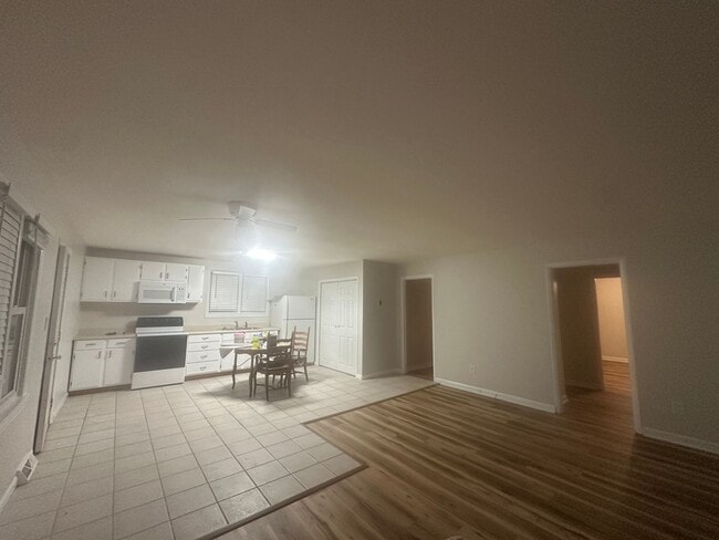Building Photo - NE Roanoke 2BR