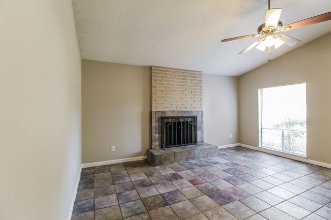 Building Photo - 4427 Ravine Dr