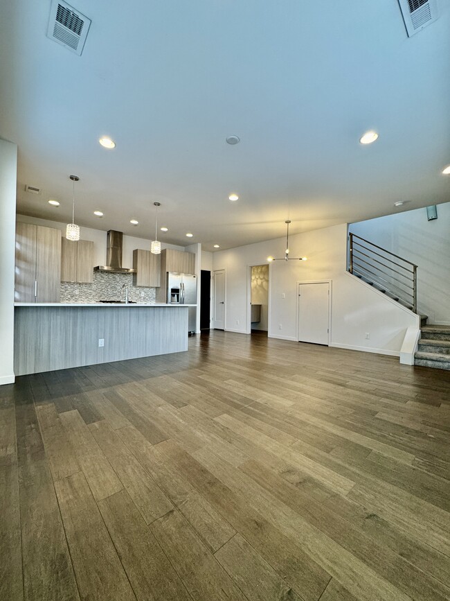 Living room, dining area and kitchen - 3460 Albion St