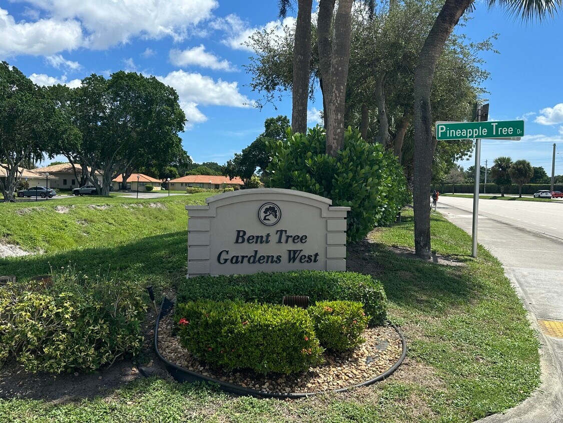 Foto principal - 9845 Pineapple Tree Dr