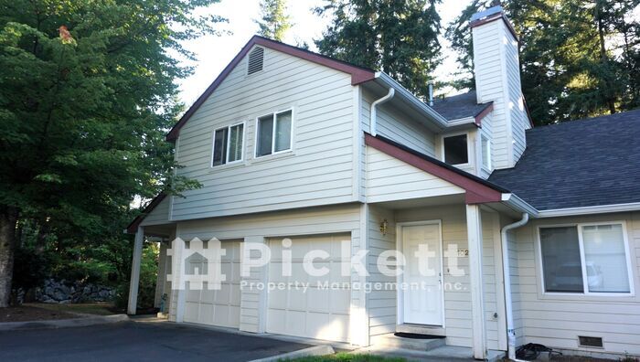 Primary Photo - 3 Bedroom Townhouse near Island Lake