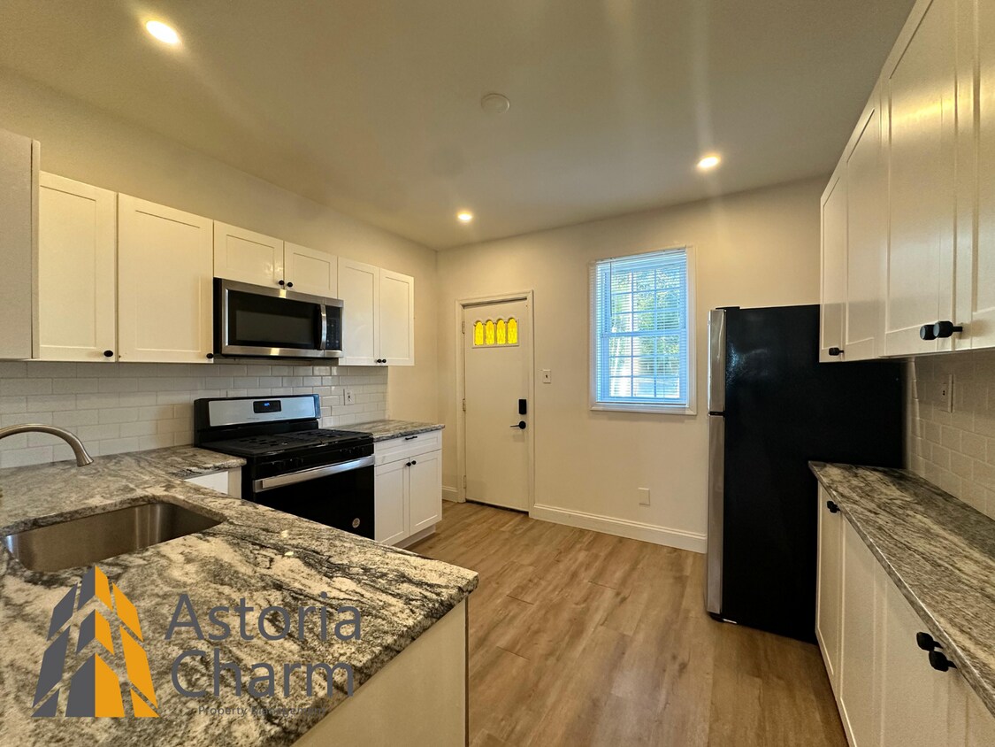 Primary Photo - 3 Bedroom or 2 Bedroom with Den featuring Fenced Yard and Updated Kitchen