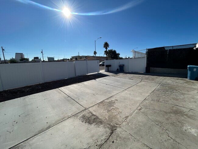 Foto del edificio - 210 W Monroe Ave