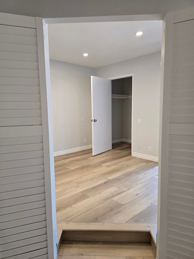 Building Photo - 2107 N Beachwood Dr