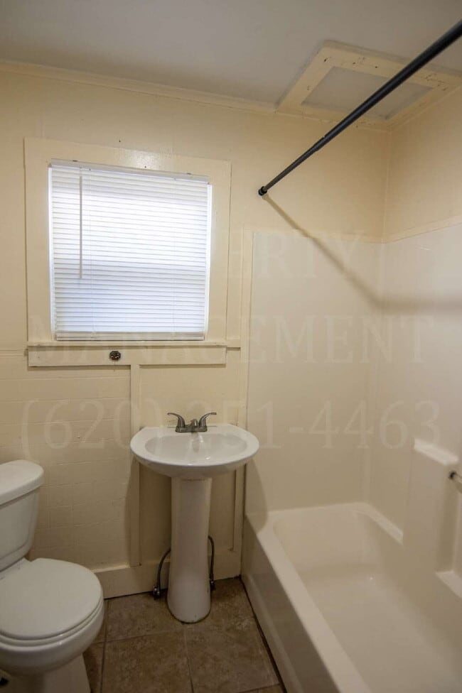 Building Photo - 2-Bedroom 1- Bathroom Home