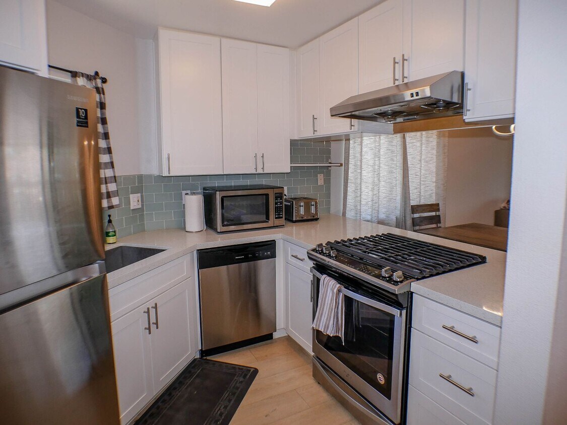 Foto principal - RARE Offering 2BD/2BA Furnished Condo of s...