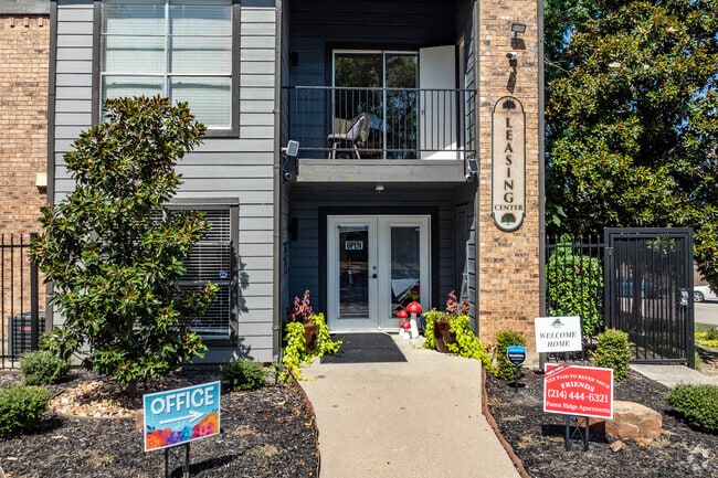 Leasing Office Entrance - Forest Ridge