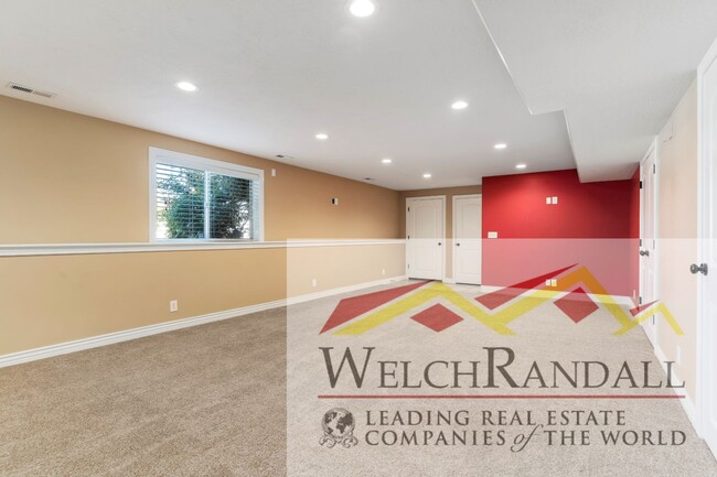 Building Photo - 525 Isabella Dr