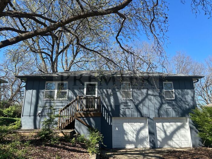Foto principal - 3 bedroom / 1 bath house 7816 E 103rd Terr...