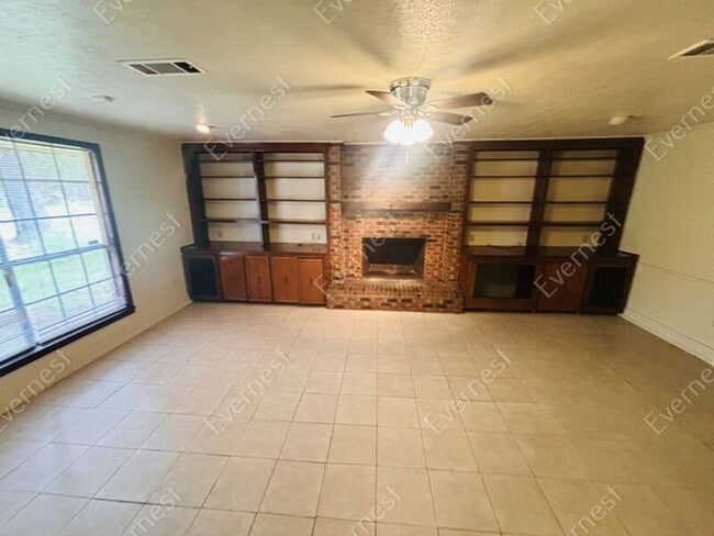 Building Photo - 152 W Woodcrest Dr