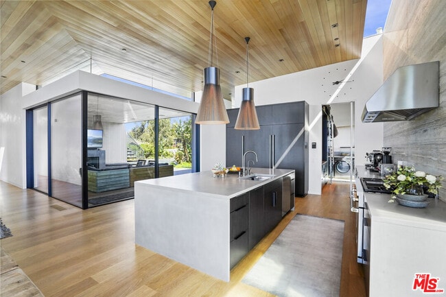 Building Photo - 6755 Dume Dr