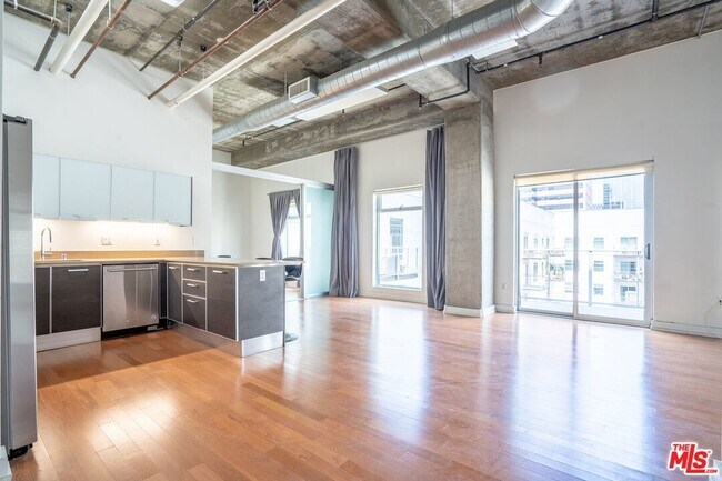 Foto del edificio - 645 W 9th St