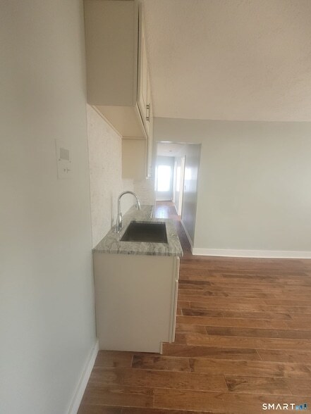 Foto del edificio - 2304 Barnum Ave