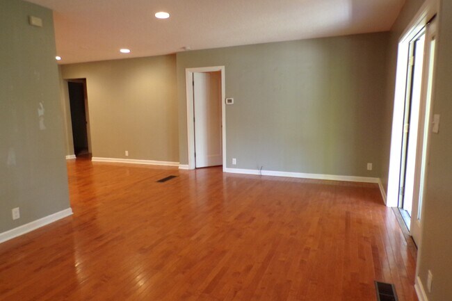 Building Photo - 1420 Dollar St