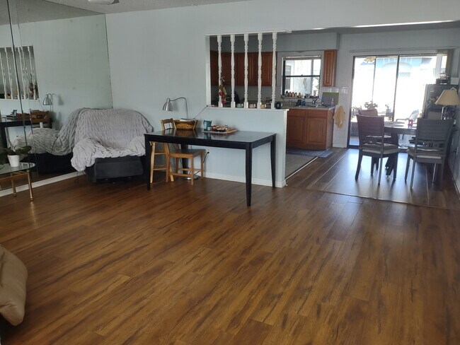 Foto del edificio - 2626 Lear Rd