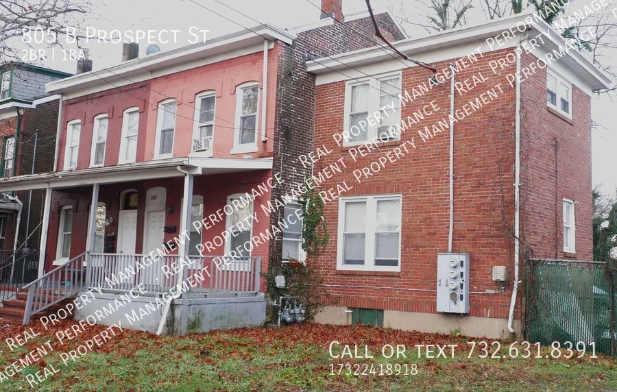 Primary Photo - Updated Large 2BR 1BA upper level 2 Family...