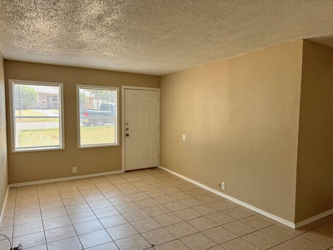 Building Photo - 3 Bed 1 Bath Home Backing Up To Lynwood East Park!