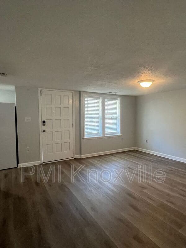 Building Photo - 489 W Outer Dr