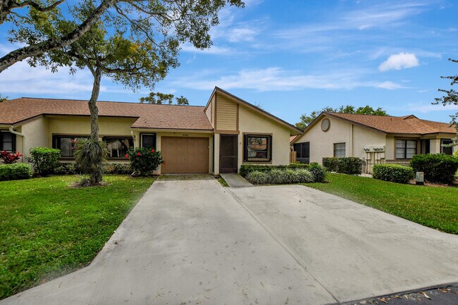 Foto del edificio - 8046 Summerview Terrace