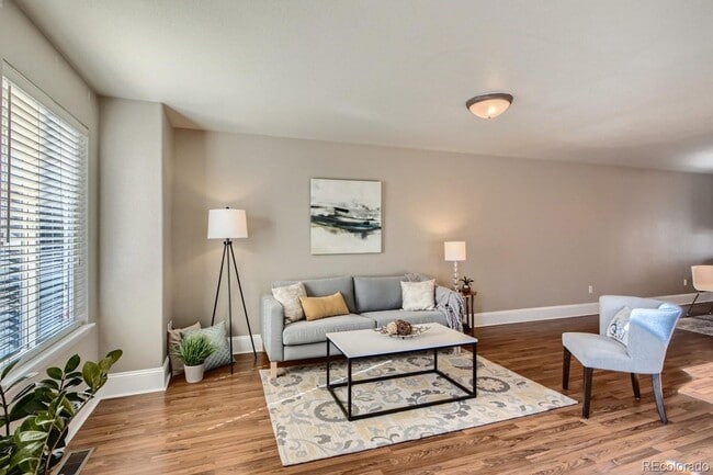 Building Photo - Fantastic 3 bed, 2.5 bath Townhome in Univ...