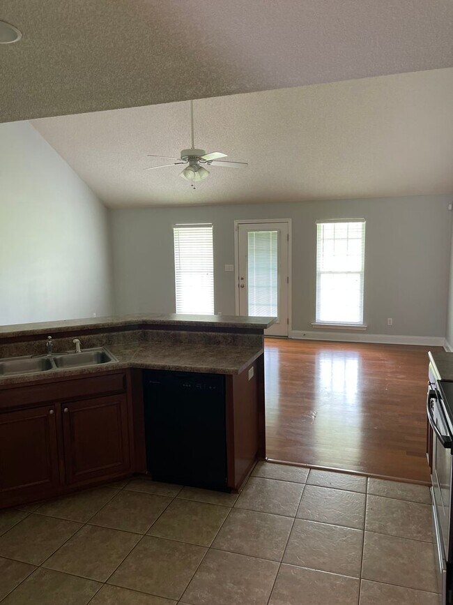 Foto del edificio - 1330 Lovers Lane Rd