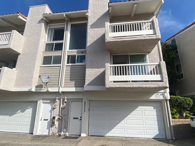 Foto del edificio - Stunning light and bright 3b/3b Malibu townhome with Pacific Ocean Views