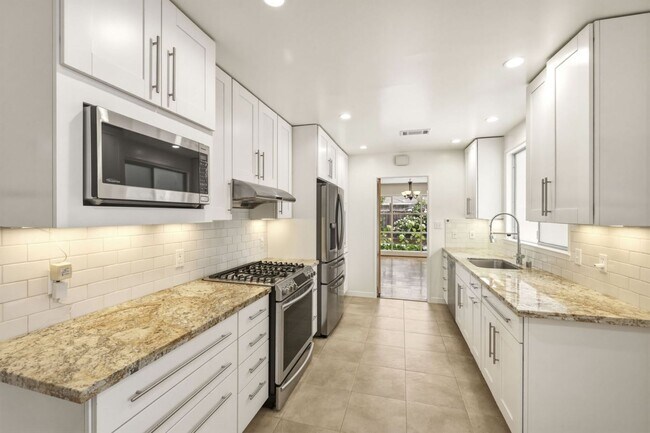Foto del edificio - Thoughtfully Updated 3 Bed, 2 Bath Home Close to Rinconada Park, Lucie Stern Community Center, an...
