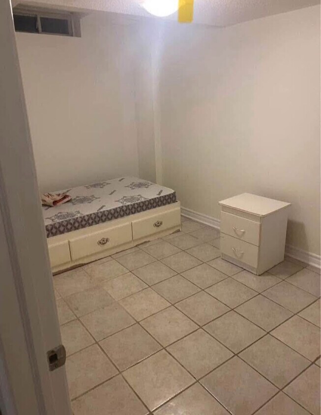 Building Photo - 127 Luella Cres