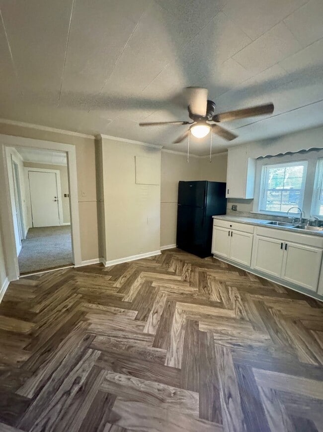 Building Photo - MOVE-IN READY!
