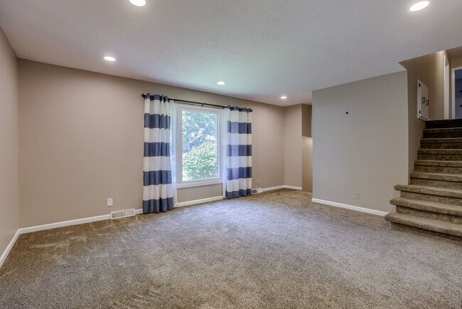 Foto del edificio - Charming Tri-Level With Fenced Backyard & ...