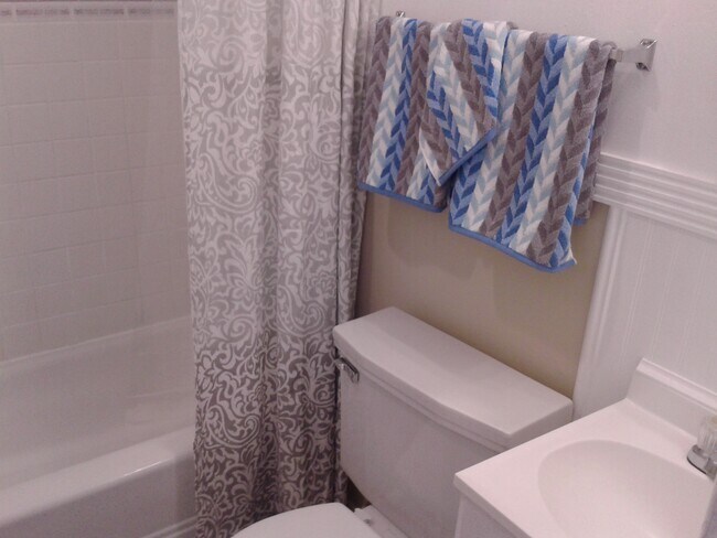 Tile Bath - 1904 Alvarado Dr NE