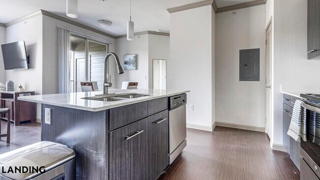 Foto del edificio - 7602 Luskey Blvd