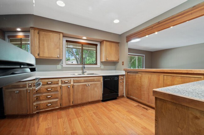 Building Photo - Move In Ready Northwest Reno