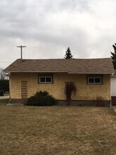 Building Photo - 4906-4952 52 Ave