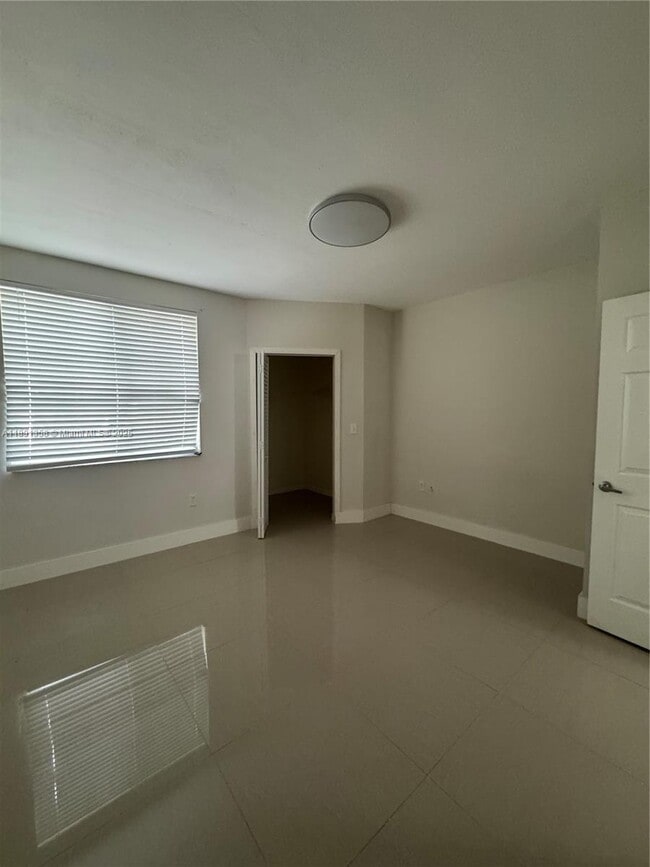 Foto del edificio - 8000 N Nob Hill Rd