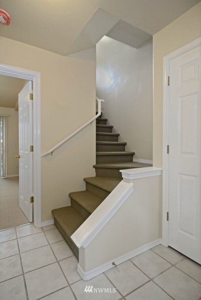 Building Photo - North Greenlake 3-bed 1.75-bath Town House