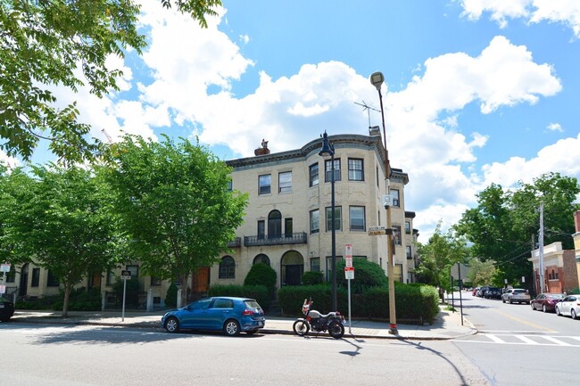 Building Photo - 922 Beacon St