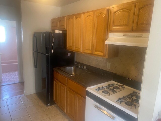 Kitchen - 118 E 24th St