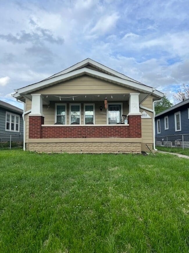 Building Photo - 853 N Drexel Ave
